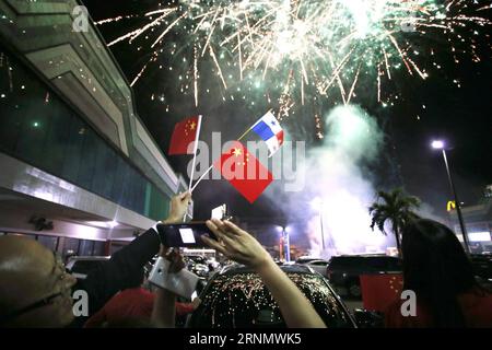 (170613) -- PANAMA CITY, 13. Juni 2017 -- Menschen beobachten Feuerwerk während der Feier der Aufnahme diplomatischer Beziehungen zwischen China und Panama in Panama City, Panama, 12. Juni 2017. Der panamaische Präsident Juan Carlos Varela kündigte am 12. Juni 2017 in einer Fernsehrede an, dass die Republik Panama und die Volksrepublik China diplomatische Beziehungen unterhalten. (Zxj) PANAMA-PANAMA-STADT-CHINA-DIPLOMATISCHE BEZIEHUNGEN-FEIER MauricioxValenzuela PUBLICATIONxNOTxINxCHN Panama-Stadt 13. Juni 2017 Prominente beobachten Feuerwerk während der Feier der Gründung von D Stockfoto