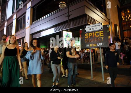 (170613) -- HONGKONG, 13. Juni 2017 -- Touristen reisen in Hongkong, Südchina, 28. April 2017. Hongkong ist zur Modehauptstadt Asiens gekrönt und hat einen bedeutenden Einfluss auf den internationalen Modetrend. )(wsw) CHINA-HONG KONG-FASHION-ASIA (CN) LixPeng PUBLICATIONxNOTxINxCHN Hong KONG 13. Juni 2017 Touristen Reisen in Hong Kong Südchina April 28 2017 Hong Kong WIRD zur Fashion Capital of Asia gekrönt und hat einen bedeutenden Einfluss AUF den internationalen Fashion Trend WSW China Hong Kong Fashion Asia CN LixPeng PUBLICATIONxNOTxINxCHN Stockfoto