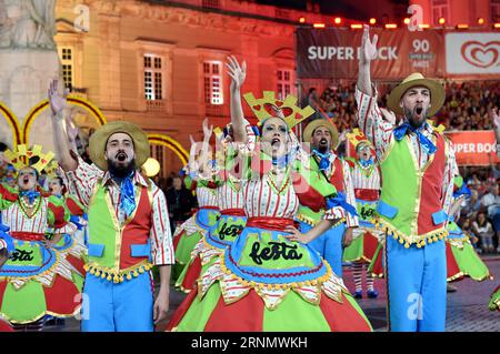 (170613) -- LISSABON, 13. Juni 2017 -- Feiernde treten während der St. Antonius-Parade in Lissabon, der Hauptstadt Portugals, am 12. Juni 2017 auf. Lissabon feierte den Tag des Heiligen Antonius, den Beschützer der Stadt, mit einer Parade am Montag. ) (Zxj) PORTUGAL-LISSABON-SAINT ANTHONY S PARADE ZhangxLiyun PUBLICATIONxNOTxINxCHN Lissabon 13. Juni 2017 Revels treten während der Saint Anthony S Parade in der portugiesischen Hauptstadt Lissabon AM 12. Juni 2017 auf Lissabon feierte Saint Antony S Day der BESCHÜTZER der Stadt S mit einer Parade AM Montag Portugal Lissabon Saint Anthony S Parade ZhangxLiyun PUBLICATIONxNOTxINxCHN Stockfoto