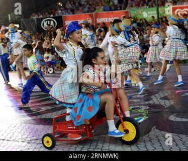 (170613) -- LISSABON, 13. Juni 2017 -- Feiernde treten während der St. Antonius-Parade in Lissabon, der Hauptstadt Portugals, am 12. Juni 2017 auf. Lissabon feierte den Tag des Heiligen Antonius, den Beschützer der Stadt, mit einer Parade am Montag. ) (Zxj) PORTUGAL-LISSABON-SAINT ANTHONY S PARADE ZhangxLiyun PUBLICATIONxNOTxINxCHN Lissabon 13. Juni 2017 Revels treten während der Saint Anthony S Parade in der portugiesischen Hauptstadt Lissabon AM 12. Juni 2017 auf Lissabon feierte Saint Antony S Day der BESCHÜTZER der Stadt S mit einer Parade AM Montag Portugal Lissabon Saint Anthony S Parade ZhangxLiyun PUBLICATIONxNOTxINxCHN Stockfoto