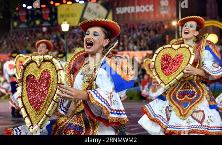 (170613) -- LISSABON, 13. Juni 2017 -- Feiernde treten während der St. Antonius-Parade in Lissabon, der Hauptstadt Portugals, am 12. Juni 2017 auf. Lissabon feierte den Tag des Heiligen Antonius, den Beschützer der Stadt, mit einer Parade am Montag. ) (Zxj) PORTUGAL-LISSABON-SAINT ANTHONY S PARADE ZhangxLiyun PUBLICATIONxNOTxINxCHN Lissabon 13. Juni 2017 Revels treten während der Saint Anthony S Parade in der portugiesischen Hauptstadt Lissabon AM 12. Juni 2017 auf Lissabon feierte Saint Antony S Day der BESCHÜTZER der Stadt S mit einer Parade AM Montag Portugal Lissabon Saint Anthony S Parade ZhangxLiyun PUBLICATIONxNOTxINxCHN Stockfoto