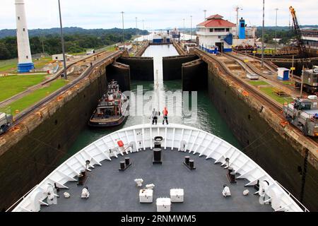 (170613) -- PANAMA-STADT, 13. Juni 2017 -- Aktenfoto vom 16. Oktober 2011 zeigt, wie das chinesische Navy-Krankenhaus Peace Ark in eine Schiffsschleuse des Panamakanals segelt. Der panamaische Präsident Juan Carlos Varela kündigte am 12. Juni 2017 in einer Fernsehrede an, dass die Republik Panama und die Volksrepublik China diplomatische Beziehungen unterhalten. (zcc) PANAMA-CHINA-DIPLOMATISCHE BEZIEHUNGEN ZhaxChunming PUBLICATIONxNOTxINxCHN Panama City 13. Juni 2017 Aktenaufnahme aufgenommen AM 16. Oktober 2011 zeigt, wie die Friedensarche des chinesischen Marinekrankenschiffs in ein Schiffsschloss des panamaischen Präsidenten des Panamaischen Kanals segelt Stockfoto