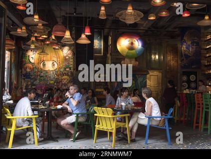 (170613) -- HONGKONG, 13. Juni 2017 -- Menschen sitzen in einer Bar in Hongkong, Südchina, 25. Mai 2017. In diesem Jahr jährt sich die Rückkehr Hongkongs ins Mutterland zum 20. Mal. ) (Yxb) CHINA-HONG KONG-ANNIVERSARY-FASHION CITY (CN) LIUxYUN PUBLICATIONxNOTxINxCHN Hong KONG 13. Juni 2017 Prominente sitzen in einer Bar in Hong Kong Südchina 25 2017. Mai dieses Jahr ist der 20. Jahrestag von Hong Kong S Rückkehr ins Mutterland yxb China Hong Kong Anniversary Fashion City CN LiuxYun PUBLTCHINxNN Stockfoto