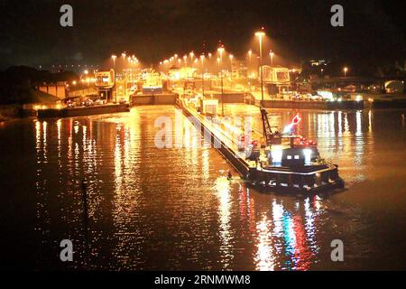 (170613) -- PANAMA CITY, 13. Juni 2017 -- Aktenfoto vom 15. Oktober 2011 auf dem Krankenhauschiff Peace Ark der chinesischen Marine zeigt eine Schiffsschleuse des Panamakanals. Der panamaische Präsident Juan Carlos Varela kündigte am 12. Juni 2017 in einer Fernsehrede an, dass die Republik Panama und die Volksrepublik China diplomatische Beziehungen unterhalten. (zcc) PANAMA-CHINA-DIPLOMATISCHE BEZIEHUNGEN ZhaxChunming PUBLICATIONxNOTxINxCHN Panama City 13. Juni 2017 Datei Foto aufgenommen AM 15. Oktober 2011 AUF der Chinesischen Marinespital-Friedensarche zeigt ein Schiffsschloss des panamaischen Präsidenten Juan Carlo Stockfoto