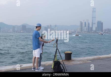 (170613) -- HONGKONG, 13. Juni 2017 -- Bürger nehmen Selfies an einem Dock in Hongkong, Südchina, 27. Mai 2017. In diesem Jahr jährt sich die Rückkehr Hongkongs ins Mutterland zum 20. Mal. ) (Yxb) CHINA-HONG KONG-ANNIVERSARY-FASHION CITY (CN) LIUxYUN PUBLICATIONxNOTxINxCHN Hong KONG 13. Juni 2017 Bürger nehmen Selfies an einem Dock in Hong Kong Südchina 27 2017. Mai dieses Jahr jährt sich der 20. Jahrestag der Rückkehr von Hong Kong ins Mutterland yxb China Hong Kong Anniversary Fashion City CN LiuxYun PUBLTXINN Stockfoto