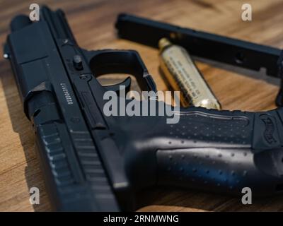 Airsoft-Pistole, co2-Kartuschen und Kunststoffgranulat, halbautomatische Pistole, schwarze Metallpistole Stockfoto
