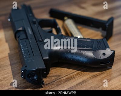 Airsoft-Pistole, co2-Kartuschen und Kunststoffgranulat, halbautomatische Pistole, schwarze Metallpistole Stockfoto