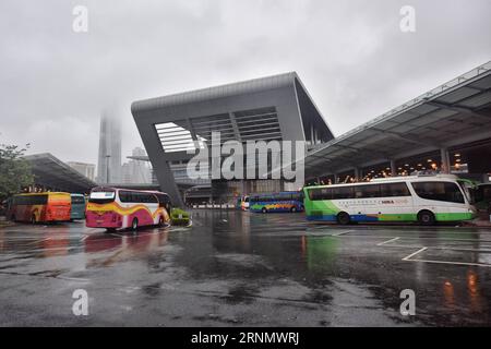 (170613) -- HONGKONG, 13. Juni 2017 -- Busse nach Hongkong werden im Shenzhen Bay Port, Südchina, 13. Juni 2017 gesehen. In diesem Jahr jährt sich die Rückkehr Hongkongs ins Mutterland zum 20. Mal. ) (zhs) CHINA-HONG KONG-ANNIVERSARY-INFRASTRUCTURE (CN) WangxXi PUBLICATIONxNOTxINxCHN Hong KONG 13. Juni 2017 Busse nach Hongkong sind Seen in Shenzhen Bay Port South China 13. Juni 2017 in diesem Jahr jährt sich der 20. Jahrestag der Rückkehr Hongkongs in das Mutterland zhs China Hong Kong Anniversary Infrastructure CN PUBLICATIOxCHTxTxTXTXTN Stockfoto