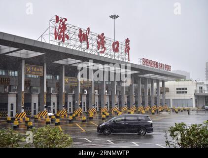 (170613) -- HONGKONG, 13. Juni 2017 -- Ein Fahrzeug fährt am Shenzhen Bay Port in Südchina vorbei, 13. Juni 2017. In diesem Jahr jährt sich die Rückkehr Hongkongs ins Mutterland zum 20. Mal. ) (zhs) CHINA-HONG KONG-ANNIVERSARY-INFRASTRUCTURE (CN) WangxXi PUBLICATIONxNOTxINxCHN Hong KONG 13. Juni 2017 ein Fahrzeugpass Shenzhen Bay Port in Südchina 13. Juni 2017 in diesem Jahr jährt sich die Rückkehr Hongkongs ins Mutterland zhs China Hong Kong Anniversary Infrastructure CN PUBLICATIONxNOTxINxCHN Stockfoto