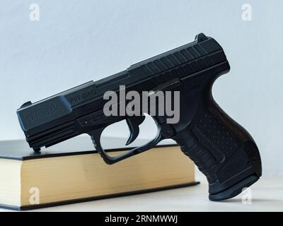 Airsoft-Pistole, co2-Kartuschen und Kunststoffgranulat, halbautomatische Pistole, schwarze Metallpistole Stockfoto