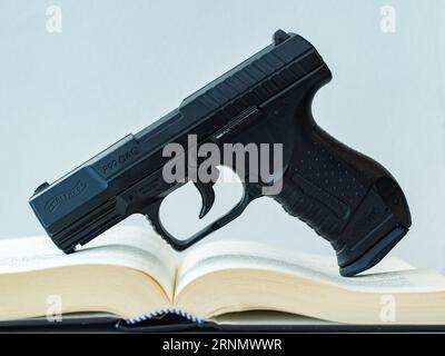 Airsoft-Pistole, co2-Kartuschen und Kunststoffgranulat, halbautomatische Pistole, schwarze Metallpistole Stockfoto