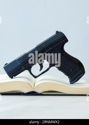 Airsoft-Pistole, co2-Kartuschen und Kunststoffgranulat, halbautomatische Pistole, schwarze Metallpistole Stockfoto