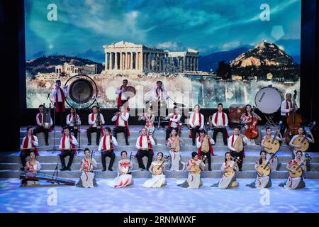 (170613) --?ATHEN, 13. Juni?2017 -- chinesische Künstler des Shanghai Chinese Orchestra treten während des Konzerts im Piräus Municipal Theater in Piräus, Griechenland, am 12. Juni 2017 auf. Das griechische und chinesische Publikum begrüßte das traditionelle Shanghai Chinese Orchestra herzlich, weil es ein exquisites Konzert mit traditionellen chinesischen Musikinstrumenten und magische Aufführungen am Montagabend in Piräus abhielt. Das renommierte Orchester brachte auf die Bühne des Piraeus Municipal Theater eine Kostprobe der chinesischen Kultur mit den Melodien der Erhu, der Pipa und der Gudi zur Feier der 45 Stockfoto