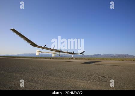 (170613) -- PEKING, 13. Juni 2017 () -- Foto vom 24. Mai 2017 zeigt eine Solardrohne auf ihrem Testflug. China hat erfolgreich den Raumflug seiner größten Solardrohne getestet. Mit einer Flügelspannweite von 45 Metern ist die solarbetriebene Drohne in der Lage, in einer Höhe von 20 bis 30 Kilometern zu fliegen und lange mit einer Geschwindigkeit von 150 bis 200 km/h zu fahren. Das unbemannte Luftfahrzeug wird vor allem für die luftgestützte Frühwarnung, Luftaufklärung, Katastrophenüberwachung, Wetterbeobachtung und Kommunikationsrelais eingesetzt. () (wyl) CHINA-BEIJING-SOLAR DRONE (CN) xinhua PUBLICATIONxNO Stockfoto