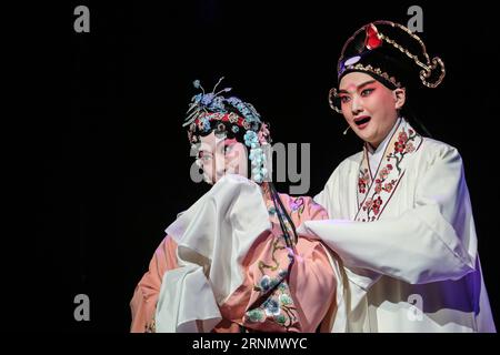 (170613) --?ATHEN, 13. Juni?2017 -- chinesische Künstler des Shanghai Chinese Orchestra treten während des Konzerts im Piräus Municipal Theater in Piräus, Griechenland, am 12. Juni 2017 auf. Das griechische und chinesische Publikum begrüßte das traditionelle Shanghai Chinese Orchestra herzlich, weil es ein exquisites Konzert mit traditionellen chinesischen Musikinstrumenten und magische Aufführungen am Montagabend in Piräus abhielt. Das renommierte Orchester brachte auf die Bühne des Piraeus Municipal Theater eine Kostprobe der chinesischen Kultur mit den Melodien der Erhu, der Pipa und der Gudi zur Feier der 45 Stockfoto