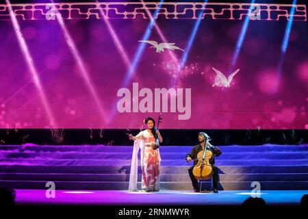 (170613) --?ATHEN, 13. Juni?2017 -- der chinesische Erhu-Meister Ma Xiaohui und der griechische Cellist Konstantinos Sfetsas spielen Butterfly Lover während des Konzerts im Piraeus Municipal Theater in Piräus, Griechenland am 12. Juni 2017. Das griechische und chinesische Publikum begrüßte das traditionelle Shanghai Chinese Orchestra herzlich, weil es ein exquisites Konzert mit traditionellen chinesischen Musikinstrumenten und magische Aufführungen am Montagabend in Piräus abhielt. Das renommierte Orchester brachte auf die Bühne des Piraeus Municipal Theater eine Kostprobe der chinesischen Kultur mit den Melodien des Erhu, der Pipa und Stockfoto