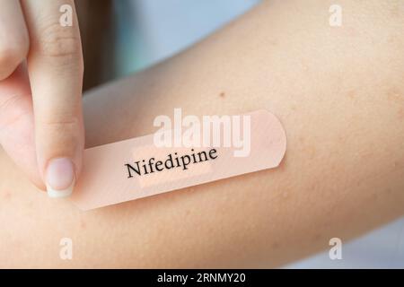 Nifedipin: Kalziumkanalblocker zur Behandlung von Hypertonie und Angina pectoris. Stockfoto