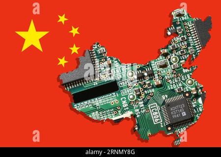 Elektronische Leiterplatte mit Mikrochips in Form einer Karte von China über der Flagge von China. Konzept der Weltherrschaft im Mikrochip- und Halbleitermanufa Stockfoto