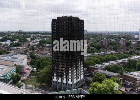 (170616) -- LONDON, 16. Juni 2017 -- Foto aufgenommen am 16. Juni 2017 zeigt einen Blick auf den Grenfell Tower nach dem Brand in London, Großbritannien. Die Londoner Metropolitan Police bestätigte am Freitag, dass mindestens 30 Menschen bei dem Brand dieser Woche ums Leben kamen, der durch einen Wohnturm im Westen Londons fegte. Obwohl die Polizei nicht über die Zahl der Todesopfer spekuliert hat, sagen örtliche Quellen, dass mindestens 70 Tote vom Grenfell Tower immer noch fehlen, darunter ganze Familien. ) GROSSBRITANNIEN-LONDON-GRENFELL TOWER-FIRE-AFTERMATH RayxTang PUBLICATIONxNOTxINxCHN 170616 London Juni 16 2017 Foto aufgenommen AM 16. Juni 20 Stockfoto