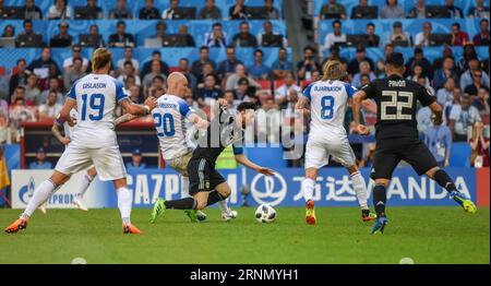 Moskau, Russland - 16. Juni 2018. Der Mittelfeldspieler der isländischen Fußballnationalmannschaft Emil Hallfredsson begeht während des Spiels ein Foul gegen den argentinischen Kapitän Lionel Messi Stockfoto