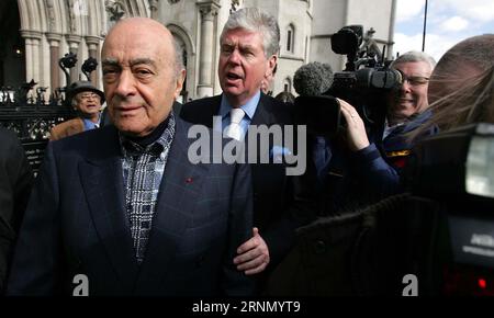 Aktenfoto vom 03/07 von Mohamed Al Fayed (links) mit Michael Cole (links), verlässt den High Court in London. Herr Cole, ehemaliger Sprecher von Herrn Fayed, hat gesagt: "Manche Leute könnten dem verstorbenen Geschäftsmann nie vergeben, dass er Harrods gekauft hat. Der in Ägypten geborene Geschäftsmann übernahm 1985 die Kontrolle über das luxuriöse Kaufhaus Knightsbridge. Ausgabedatum: Samstag, 2. September 2023. Stockfoto