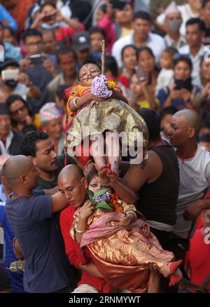 (170617) -- KATHMANDU, 17. Juni 2017 -- Ein Kind wird während des Tridents Festivals in Kathmandu, Nepal, am 17. Juni 2017 über einem hölzernen Zinken balanciert, der in einem Wagen von Priestern und Gläubigen gepflanzt wurde. Das Tridents Festival wird von Hindus gefeiert, die glauben, dass ihre Kinder nach der Teilnahme an diesem Ritual von guter Gesundheit gesegnet werden. ) (lrz) NEPAL-KATHMANDU-TRIDENT FESTIVAL SunilxSharma PUBLICATIONxNOTxINxCHN KATHMANDU 17. Juni 2017 ein Kind WIRD über einem hölzernen Prong balanciert, der von Priestern und Gläubigen während des Tridents Festivals in Kathmandu Nepal AM 17. Juni 2017 The Tride in einem Kariot gepflanzt WURDE Stockfoto