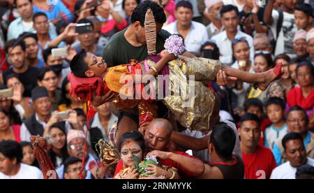 (170617) -- KATHMANDU, 17. Juni 2017 -- Ein Kind wird während des Tridents Festivals in Kathmandu, Nepal, am 17. Juni 2017 über einem hölzernen Zinken balanciert, der in einem Wagen von Priestern und Gläubigen gepflanzt wurde. Das Tridents Festival wird von Hindus gefeiert, die glauben, dass ihre Kinder nach der Teilnahme an diesem Ritual von guter Gesundheit gesegnet werden. ) (lrz) NEPAL-KATHMANDU-TRIDENT FESTIVAL SunilxSharma PUBLICATIONxNOTxINxCHN KATHMANDU 17. Juni 2017 ein Kind WIRD über einem hölzernen Prong balanciert, der von Priestern und Gläubigen während des Tridents Festivals in Kathmandu Nepal AM 17. Juni 2017 The Tride in einem Kariot gepflanzt WURDE Stockfoto