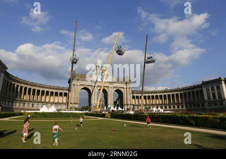 (170618) -- BRÜSSEL, 18. Juni 2017 -- Foto aufgenommen am 17. Juni 2017 zeigt das Dinner in the Sky in Brüssel, Belgien. Dinner in the Sky ist ein belgisches Restaurant, das Speisen in der Luft serviert. Abendessen im Himmel in Brüssel bietet Platz für 22 Gäste an einem Tisch in über 40 Metern Höhe. Jeder Gast muss 285 Euro (319 US-Dollar) für eine Mahlzeit zahlen. ) (zcc) BELGIEN-BRÜSSEL-DINNER IN the SKY YexPingfan PUBLICATIONxNOTxINxCHN Brüssel 18. Juni 2017 Foto aufgenommen AM 17. Juni 2017 zeigt das Dinner in the Sky in Brüssel Belgien Dinner in the Sky IST ein belgisches Neuartenrestaurant Thatch Stockfoto