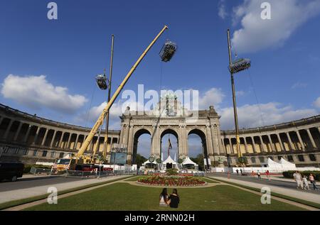 (170618) -- BRÜSSEL, 18. Juni 2017 -- Foto aufgenommen am 17. Juni 2017 zeigt das Dinner in the Sky in Brüssel, Belgien. Dinner in the Sky ist ein belgisches Restaurant, das Speisen in der Luft serviert. Abendessen im Himmel in Brüssel bietet Platz für 22 Gäste an einem Tisch in über 40 Metern Höhe. Jeder Gast muss 285 Euro (319 US-Dollar) für eine Mahlzeit zahlen. ) (zcc) BELGIEN-BRÜSSEL-DINNER IN the SKY YexPingfan PUBLICATIONxNOTxINxCHN Brüssel 18. Juni 2017 Foto aufgenommen AM 17. Juni 2017 zeigt das Dinner in the Sky in Brüssel Belgien Dinner in the Sky IST ein belgisches Neuartenrestaurant Thatch Stockfoto