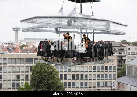 (170618) -- BRÜSSEL, 18. Juni 2017 -- Gäste genießen ein Abendessen im Himmel in Brüssel, Belgien, 17. Juni 2017. Dinner in the Sky ist ein belgisches Restaurant, das Speisen in der Luft serviert. Abendessen im Himmel in Brüssel bietet Platz für 22 Gäste an einem Tisch in über 40 Metern Höhe. Jeder Gast muss 285 Euro (319 US-Dollar) für eine Mahlzeit zahlen. ) (zcc) BELGIEN-BRÜSSEL-DINNER IN the SKY YexPingfan PUBLICATIONxNOTxINxCHN Brüssel 18. Juni 2017 Gäste genießen ein Dinner in the Sky in Brüssel Belgien 17. Juni 2017 Dinner in the Sky IST ein belgisches Neuheit Restaurant Thatcher serviert Mahlzeiten in Stockfoto