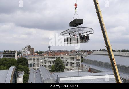 (170618) -- BRÜSSEL, 18. Juni 2017 -- Gäste genießen ein Abendessen im Himmel in Brüssel, Belgien, 17. Juni 2017. Dinner in the Sky ist ein belgisches Restaurant, das Speisen in der Luft serviert. Abendessen im Himmel in Brüssel bietet Platz für 22 Gäste an einem Tisch in über 40 Metern Höhe. Jeder Gast muss 285 Euro (319 US-Dollar) für eine Mahlzeit zahlen. ) (zcc) BELGIEN-BRÜSSEL-DINNER IN the SKY YexPingfan PUBLICATIONxNOTxINxCHN Brüssel 18. Juni 2017 Gäste genießen ein Dinner in the Sky in Brüssel Belgien 17. Juni 2017 Dinner in the Sky IST ein belgisches Neuheit Restaurant Thatcher serviert Mahlzeiten in Stockfoto