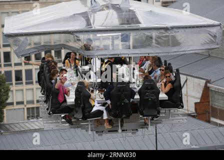 (170618) -- BRÜSSEL, 18. Juni 2017 -- Gäste genießen ein Abendessen im Himmel in Brüssel, Belgien, 17. Juni 2017. Dinner in the Sky ist ein belgisches Restaurant, das Speisen in der Luft serviert. Abendessen im Himmel in Brüssel bietet Platz für 22 Gäste an einem Tisch in über 40 Metern Höhe. Jeder Gast muss 285 Euro (319 US-Dollar) für eine Mahlzeit zahlen. ) (zcc) BELGIEN-BRÜSSEL-DINNER IN the SKY YexPingfan PUBLICATIONxNOTxINxCHN Brüssel 18. Juni 2017 Gäste genießen ein Dinner in the Sky in Brüssel Belgien 17. Juni 2017 Dinner in the Sky IST ein belgisches Neuheit Restaurant Thatcher serviert Mahlzeiten in Stockfoto