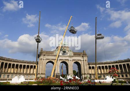 (170618) -- BRÜSSEL, 18. Juni 2017 -- Foto aufgenommen am 17. Juni 2017 zeigt das Dinner in the Sky in Brüssel, Belgien. Dinner in the Sky ist ein belgisches Restaurant, das Speisen in der Luft serviert. Abendessen im Himmel in Brüssel bietet Platz für 22 Gäste an einem Tisch in über 40 Metern Höhe. Jeder Gast muss 285 Euro (319 US-Dollar) für eine Mahlzeit zahlen. ) (zcc) BELGIEN-BRÜSSEL-DINNER IN the SKY YexPingfan PUBLICATIONxNOTxINxCHN Brüssel 18. Juni 2017 Foto aufgenommen AM 17. Juni 2017 zeigt das Dinner in the Sky in Brüssel Belgien Dinner in the Sky IST ein belgisches Neuartenrestaurant Thatch Stockfoto