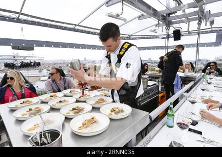 (170618) -- BRÜSSEL, 18. Juni 2017 -- Ein Koch bereitet Essen beim Dinner in the Sky in Brüssel, Belgien, 17. Juni 2017 zu. Dinner in the Sky ist ein belgisches Restaurant, das Speisen in der Luft serviert. Abendessen im Himmel in Brüssel bietet Platz für 22 Gäste an einem Tisch in über 40 Metern Höhe. Jeder Gast muss 285 Euro (319 US-Dollar) für eine Mahlzeit zahlen. ) (zcc) BELGIEN-BRÜSSEL-DINNER IN the SKY YexPingfan PUBLICATIONxNOTxINxCHN Brüssel 18. Juni 2017 A Boss bereitet Essen BEIM Dinner in the Sky in Brüssel zu Belgien 17. Juni 2017 Dinner in the Sky IST ein belgisches Neuheit-Restaurant Thatche Stockfoto