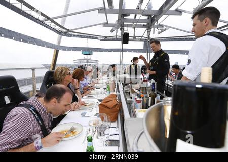 (170618) -- BRÜSSEL, 18. Juni 2017 -- Gäste genießen ein Abendessen im Himmel in Brüssel, Belgien, 17. Juni 2017. Dinner in the Sky ist ein belgisches Restaurant, das Speisen in der Luft serviert. Abendessen im Himmel in Brüssel bietet Platz für 22 Gäste an einem Tisch in über 40 Metern Höhe. Jeder Gast muss 285 Euro (319 US-Dollar) für eine Mahlzeit zahlen. ) (zcc) BELGIEN-BRÜSSEL-DINNER IN the SKY YexPingfan PUBLICATIONxNOTxINxCHN Brüssel 18. Juni 2017 Gäste genießen ein Dinner in the Sky in Brüssel Belgien 17. Juni 2017 Dinner in the Sky IST ein belgisches Neuheit Restaurant Thatcher serviert Mahlzeiten in Stockfoto