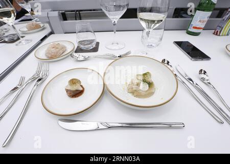 (170618) -- BRÜSSEL, 18. Juni 2017 -- Foto aufgenommen am 17. Juni 2017 zeigt das Essen beim Dinner in the Sky in Brüssel, Belgien. Dinner in the Sky ist ein belgisches Restaurant, das Speisen in der Luft serviert. Abendessen im Himmel in Brüssel bietet Platz für 22 Gäste an einem Tisch in über 40 Metern Höhe. Jeder Gast muss 285 Euro (319 US-Dollar) für eine Mahlzeit zahlen. ) (zcc) BELGIEN-BRÜSSEL-DINNER IN the SKY YexPingfan PUBLICATIONxNOTxINxCHN Brüssel 18. Juni 2017 Foto aufgenommen AM 17. Juni 2017 zeigt die Mahlzeit, die BEIM Dinner in the Sky in Brüssel serviert WIRD Belgien Dinner in the Sky IST ein B Stockfoto