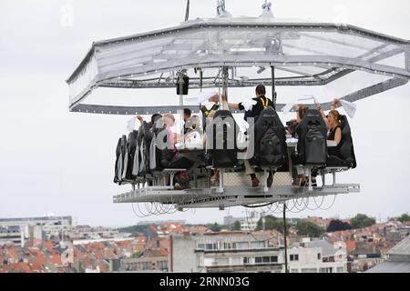 (170618) -- BRÜSSEL, 18. Juni 2017 -- Gäste genießen ein Abendessen im Himmel in Brüssel, Belgien, 17. Juni 2017. Dinner in the Sky ist ein belgisches Restaurant, das Speisen in der Luft serviert. Abendessen im Himmel in Brüssel bietet Platz für 22 Gäste an einem Tisch in über 40 Metern Höhe. Jeder Gast muss 285 Euro (319 US-Dollar) für eine Mahlzeit zahlen. ) (zcc) BELGIEN-BRÜSSEL-DINNER IN the SKY YexPingfan PUBLICATIONxNOTxINxCHN Brüssel 18. Juni 2017 Gäste genießen ein Dinner in the Sky in Brüssel Belgien 17. Juni 2017 Dinner in the Sky IST ein belgisches Neuheit Restaurant Thatcher serviert Mahlzeiten in Stockfoto