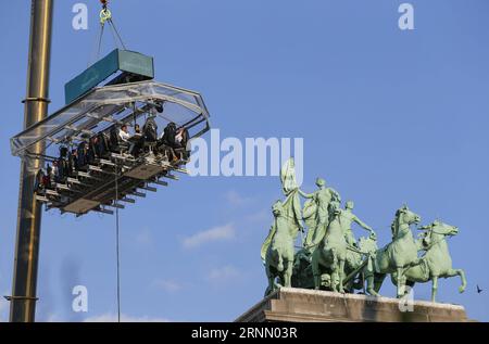 (170618) -- BRÜSSEL, 18. Juni 2017 -- Gäste genießen ein Abendessen im Himmel in Brüssel, Belgien, 17. Juni 2017. Dinner in the Sky ist ein belgisches Restaurant, das Speisen in der Luft serviert. Abendessen im Himmel in Brüssel bietet Platz für 22 Gäste an einem Tisch in über 40 Metern Höhe. Jeder Gast muss 285 Euro (319 US-Dollar) für eine Mahlzeit zahlen. ) (zcc) BELGIEN-BRÜSSEL-DINNER IN the SKY YexPingfan PUBLICATIONxNOTxINxCHN Brüssel 18. Juni 2017 Gäste genießen ein Dinner in the Sky in Brüssel Belgien 17. Juni 2017 Dinner in the Sky IST ein belgisches Neuheit Restaurant Thatcher serviert Mahlzeiten in Stockfoto