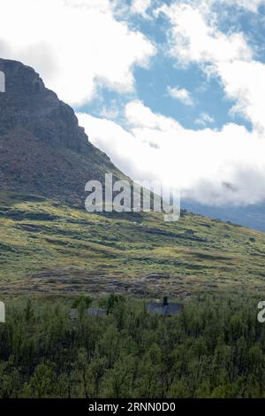 Wanderweg zum Trollsjon-See im schwedischen lappland am frühen Morgen. Der See ist ein beliebtes Reiseziel in Schweden mit einem nicht so häufigen n Stockfoto