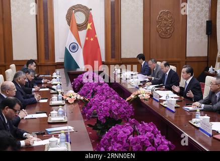 (170618) -- PEKING, 18. Juni 2017 -- der chinesische Außenminister Wang Yi (2. R) trifft sich mit dem indischen Außenminister Vijay Kumar Singh in Peking, der Hauptstadt Chinas, am 18. Juni 2017. ) (zhs) CHINA-BEIJING-BRICS-FM-MEETING (CN) YanxYan PUBLICATIONxNOTxINxCHN Peking 18. Juni 2017 die chinesischen Außenminister Wang Yi 2. R treffen sich mit den indischen Staatsministern für auswärtige Angelegenheiten Vijay Kumar Singh in der chinesischen Hauptstadt Peking 18. Juni 2017 zhs China Beijing BRICS FM Meeting CN YanxYan PUNOBLATINxCHN Stockfoto