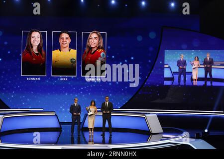 Monte Carlo, Monaco. August 2023 31. Die Moderatoren Reshmin Chowdhury und Pedro Pinto reagieren als Bilder der drei Nominierten, Aitana Boonmati vom FC Barcelona und Spanien, Sam Kerr von Chelseas FC und Australien und Olga Carmona von Real Madrdi und Spanien werden auf dem Bildschirm angezeigt, während UEFA-Präsident Aleksander Ceferin darauf wartet, den Gewinner der UEFA Women's Player of the Year-Auszeichnung während des UEFA European Club Football Season Kick Off - Monaco bekannt zu geben. Bilddatum: 31. August 2023. Auf dem Bild sollte stehen: Jonathan Moscrop/Sportimage Credit: Sportimage Ltd/Alamy Live News Stockfoto