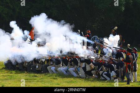 (170619) -- WATERLOO, 19. Juni 2017 -- Geschichtsliebhaber nehmen an einer Nachstellung der Schlacht von Waterloo in Waterloo, Belgien, am 18. Juni 2017 Teil. )(gj) BELGIEN-WATERLOO-RE-ENACTMENT GongxBing PUBLICATIONxNOTxINxCHN Waterloo 19. Juni 2017 Geschichtsliebhaber nehmen an einer rechten Inactment der Schlacht von Waterloo in Waterloo Belgien 18. Juni 2017 GJ Belgium Waterloo Right Enactment GongxBing PUBLICATIONxNOTxINxCHN Teil Stockfoto