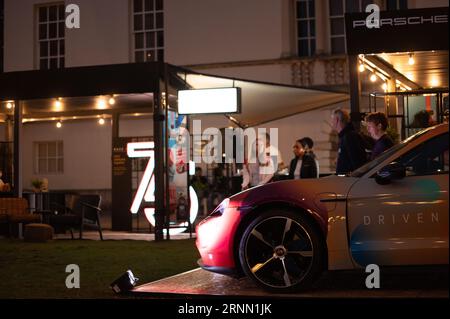 London, Vereinigtes Königreich. September 2023. Menschen um einen Porsche-Wagen im Pub in the Park in Chiswick, West London. Cristina Massei/Alamy Live News Stockfoto