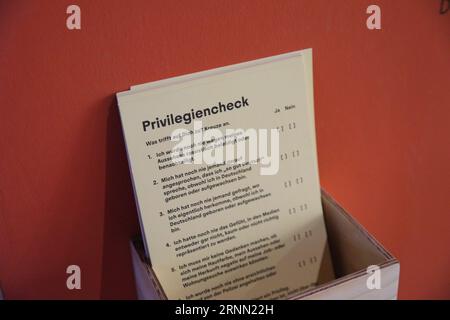 Dortmund, Deutschland. September 2023. Auf der Ausstellung „das ist kolonial“ in der Zeche Zollern in Dortmund ist ein Papierzettel mit der Aufschrift „Privilege Check“ zu sehen. Credit: Sascha Thelen/dpa/Alamy Live News Stockfoto