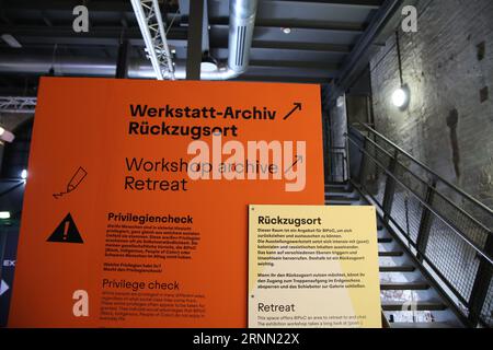 Dortmund, Deutschland. September 2023. Ein Schild weist auf einen Rückzugsort an der Zeche Zollern in Dortmund hin. Das LWL-Museum Zeche Zollern betreibt seit Frühjahr als Ausstellungswerkstatt „das ist kolonial“, wobei der Raum als so genannter sicherer Raum für Schwarze und Farbige jeden Samstag vier Stunden lang reserviert ist. Seit einigen Tagen ist das Museum mit einer Vielzahl von Kommentaren konfrontiert. Quelle: Sascha Thelen/dpa/Alamy Live News Stockfoto