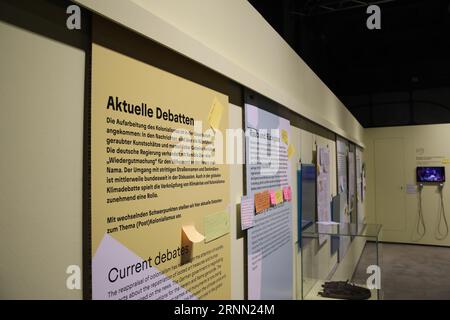 Dortmund, Deutschland. September 2023. In der Ausstellung „This is Colonial“ hängen Schilder mit der Aufschrift „Current Debatten“ an der Wand. Credit: Sascha Thelen/dpa/Alamy Live News Stockfoto