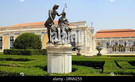 Allegorische Skulptur in den gepflegten hängenden Gärten des Queluz-Nationalpalastes aus dem 18. Jahrhundert in der Nähe von Lissabon, Portugal Stockfoto