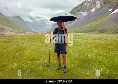 Wandern im Regen im Warwan Valley, PIR Panjal Range, Kaschmir, Indien Stockfoto