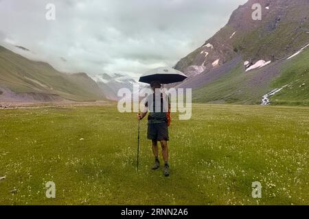 Wandern im Regen im Warwan Valley, PIR Panjal Range, Kaschmir, Indien Stockfoto