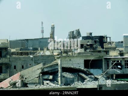 (170621) -- MOSUL, 21. Juni 2017 -- das Minarett der Großen Moschee von al-Nuri wird am 7. Mai 2017 aus der befreiten Nachbarschaft im westlichen Mossul im Irak gesehen. Die extremistischen IS-Militanten haben Mossuls historische große Moschee von al-Nuri und ihr anliegendes Minarett in die Luft gesprengt, während irakische Streitkräfte in die Nähe der Moschee auf der westlichen Seite von Mossul drängen, sagte das irakische Militär. IRAK-MOSUL-AL-NURI-MOSCHEE ZERSTÖRENDE KhalilxDawood PUBLICATIONxNOTxINxCHN Mosul 21. Juni 2017 das Minarett der Großen Moschee von Al Nuri IST Seen aus der befreiten Nachbarschaft im westlichen Mosul Irak AM 7. Mai 2017 Stockfoto